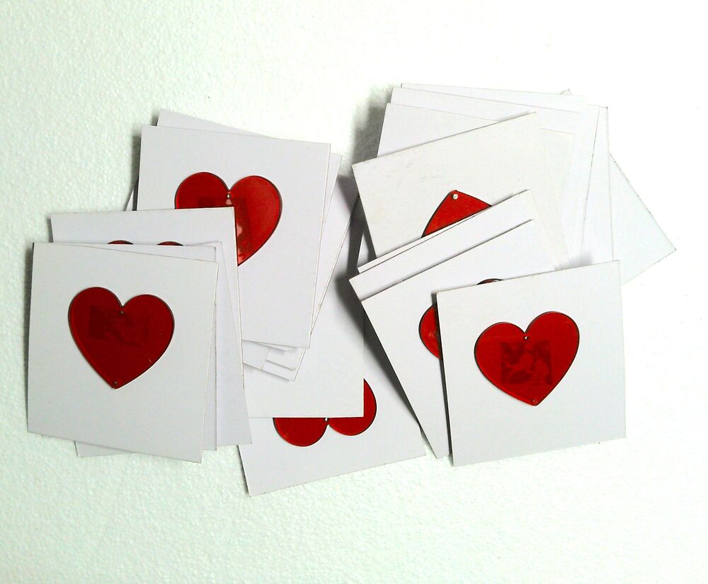 23 rote Herzen auf Karton