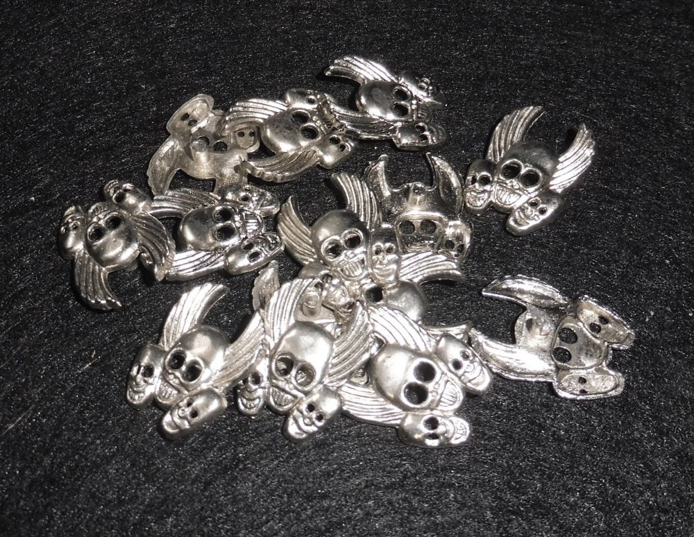 14 x silberfarbene Totenköpfe mit Flügeln aus Metall